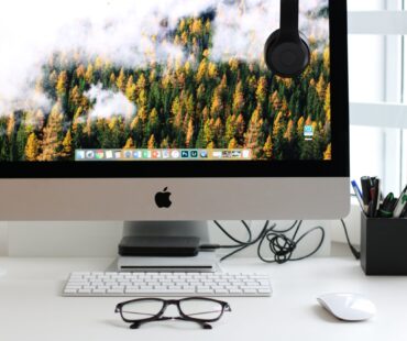 Free Turned on Silver Imac With Might Mouse and Keyboard Stock Photo