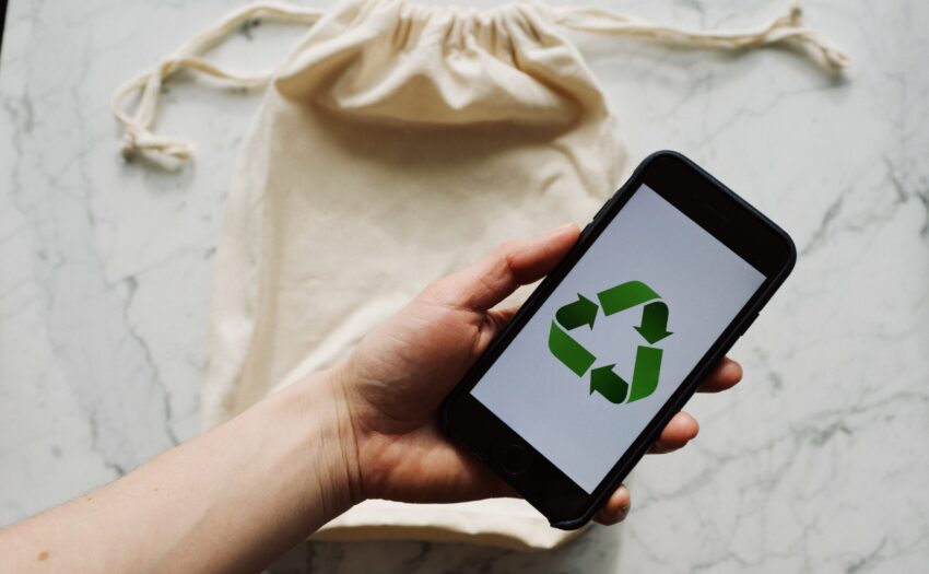 Free Faceless person showing recycle symbol on mobile phone screen Stock Photo